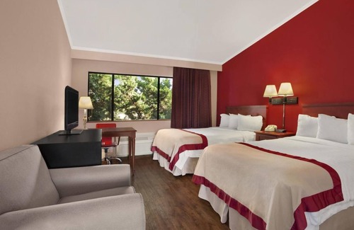 Torrance Hotel | Family Getaway! Four Lovely Units, Pool, Restaurant, Close To Attractions
