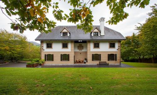 Oiartzun House | Family Home in Oiartzun with Mountain View