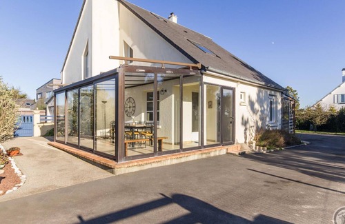 Montmartin-sur-Mer Cottage | Family house with enclosed garden, near beach, pets allowed, parking, WiFi