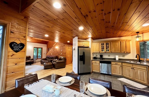 Jay Cabin | Family Lodge with hot tub, AC, minutes to Lake Placid and Hiking, Pet Friendly