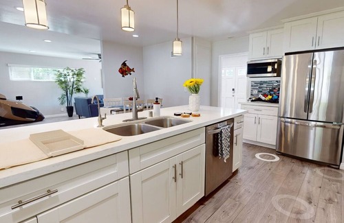 Orange House | Family Oasis: Modern & Cozy Pet-Friendly Home. Close to Disney