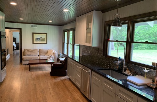 Palestine House | Family Paradise with Trails, Centrally Located w/Foodie Kitchen & New Bathroom