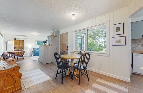Freeland House | Family/Pet friendly escape with expansive lawn, near Robinson Beach
