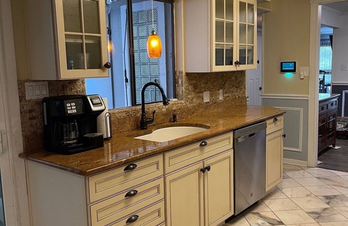 Parker Lane House | Family & pet-friendly townhome in Austin w/hot tub & deck! 7 mins from downtown