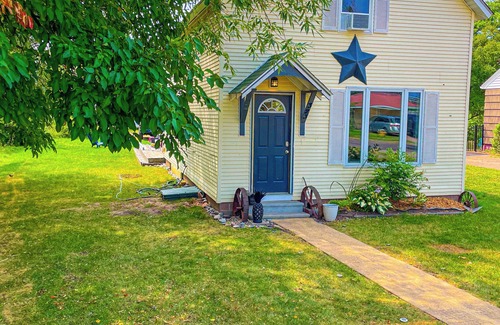 Ashland House | Family & Pet-Friendly, Walk to Lake, Fire Pit