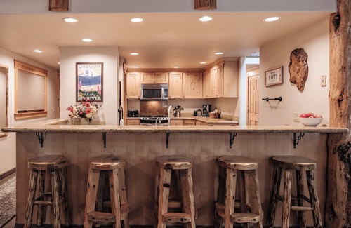 Sunriver House | Family Retreat with Hot Tub, A/C & Game Loft