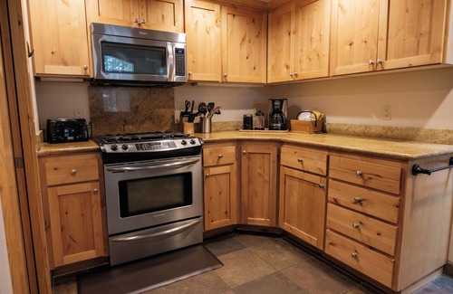 Sunriver House | Family Retreat with Hot Tub, A/C & Game Loft