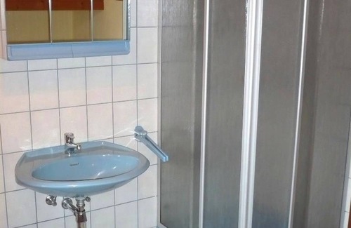 Grosssoelk Apartment | Family room with shower, WC - Haus Zach