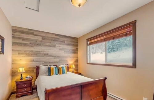 Snow Pine Estates Ski Chalet | Family ski vacation home! Spacious ski in/out townhouse w/ hot tub & fireplace.