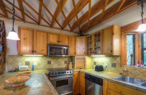 Lake Austin Village House | Family Staycation Paradise -Lake Austin Waterfront:Volleyball, Kayaks, Hiking