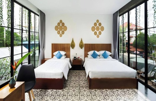 Wat Bo Area House | Family Suite with Balcony
