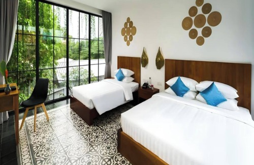 Wat Bo Area House | Family Suite with Balcony