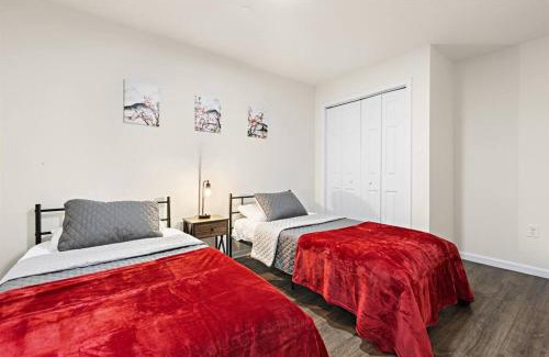 Newark Apartment | Family & Traveler Haven - NYC & NWK w/free parking
