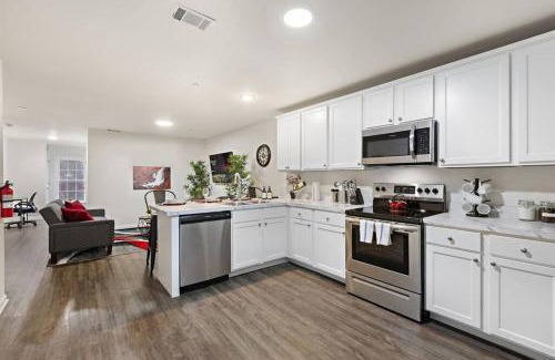 Newark Apartment | Family & Traveler Haven - NYC & NWK w/free parking