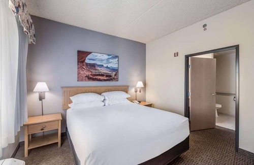 Palm Valley House | Family Vacay! Spacious Unit, Pool, Free Breakfast, Wifi, and Parking