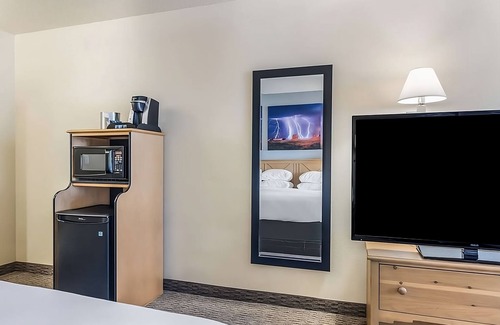 Palm Valley House | Family Vacay! Spacious Unit, Pool, Free Breakfast, Wifi, and Parking