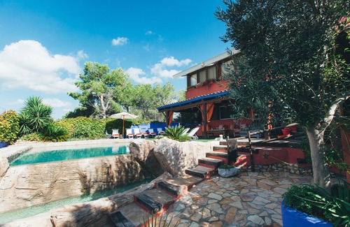 Sant Pere de Ribes Villa | Fantastic Villa 5 minutes from Sitges! 19 SLEEPERS, wifi, swimming pool