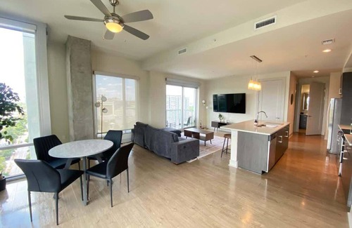 West End Apartment | Fantastic 2-bedroom Austin Downtown. W/Pool