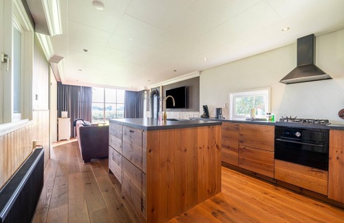 Rutten House | Fantastic Chalet near open waterways, hot tub