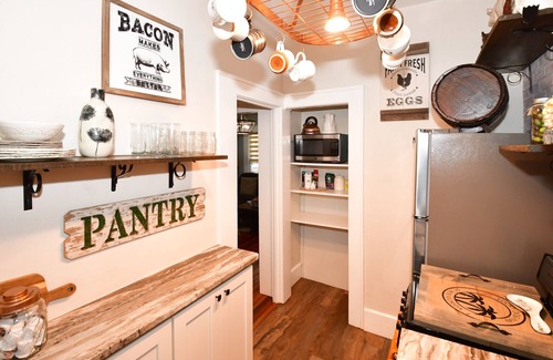 Historic Old Northeast House | Fantastic Farmhouse Cottage.Best kept secret in St Pete 7 Min walk to beach