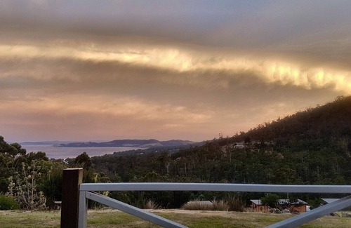 Snug House | Fantastic getaway for family or friends with spectacular views.
