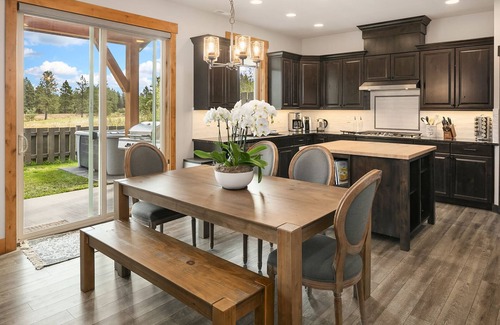Cle Elum House | Fantastic location on the driving range! Four Masters*Hot Tub*Walk to the Spa