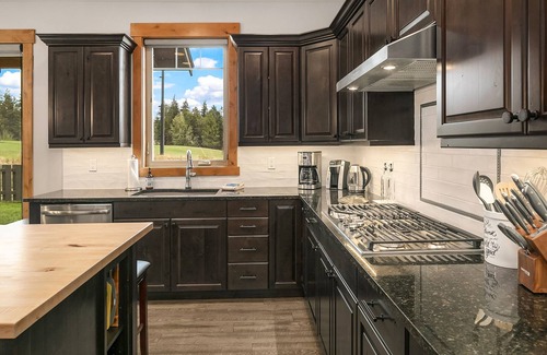 Cle Elum House | Fantastic location on the driving range! Four Masters*Hot Tub*Walk to the Spa