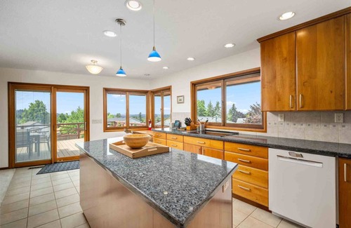 Gresham House | Fantastic Mid-Centuary Escape, Enormous Yard and Huge Deck, BBQ, Pet Friendly, Second Kitchen