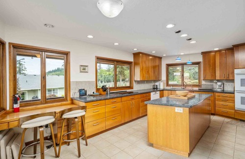 Gresham House | Fantastic Mid-Centuary Escape, Enormous Yard and Huge Deck, BBQ, Pet Friendly, Second Kitchen