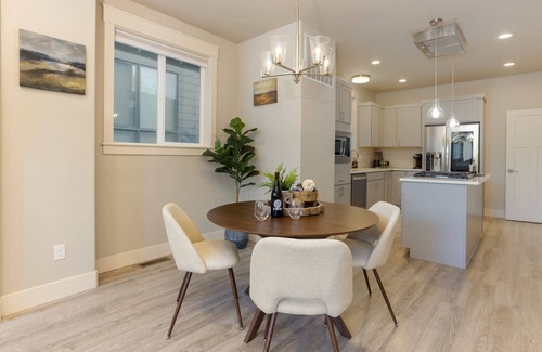 Southern Crossing House | Fantastic Old Mill Townhome, Pet Friendly, Fireplace, Short Walk to the Deschutes, Shopping & More