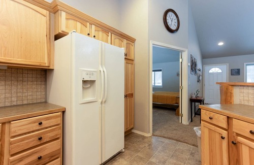 Three Rivers House | Fantastic Single Level Lodge Style Retreat, Pet Friendly, Hot Tub, Close to Park, Trails, and River