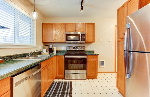 Redmond House | Fantastic Single Level Retreat, Pet Friendly, Near Downtown Redmond, Fenced Yard, AC, Washer/Dryer