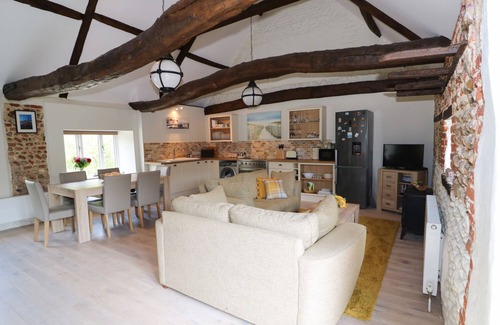 Sculthorpe Cottage | FAR BARN, pet friendly, country holiday cottage in Fakenham