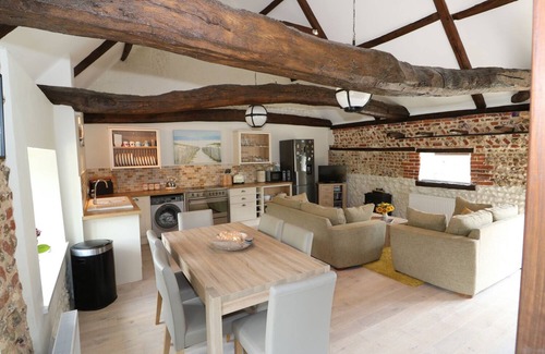 Sculthorpe Cottage | FAR BARN, pet friendly, country holiday cottage in Fakenham