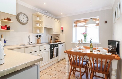 Painswick House | FARM VIEW LODGE, family friendly, with a garden in Painswick