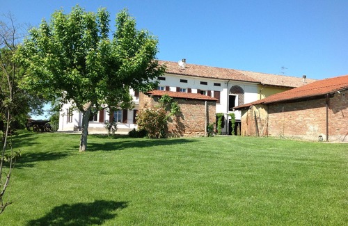 Incisa Scapaccino House | Farmhouse with swimming pool surrounded by greenery