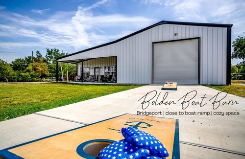 Lake Bridgeport House | Farmhouse ∙ 3 bedrooms ∙ 7 guests