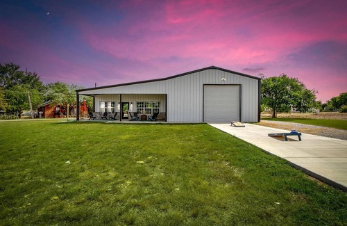Lake Bridgeport House | Farmhouse ∙ 3 bedrooms ∙ 7 guests