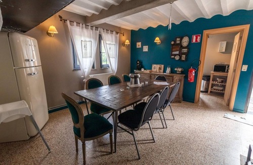 Grand Coo House | Farmhouse by Lake Coo with Jacuzzi