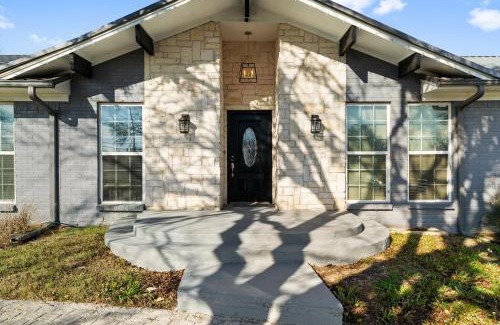 Sachse House | Farmhouse getaway with 3-acres of land