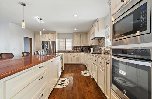 Sachse House | Farmhouse getaway with 3-acres of land