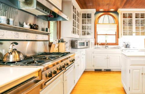 Elkhorn House | Farmhouse with Heated Pool on almost 160 Acres