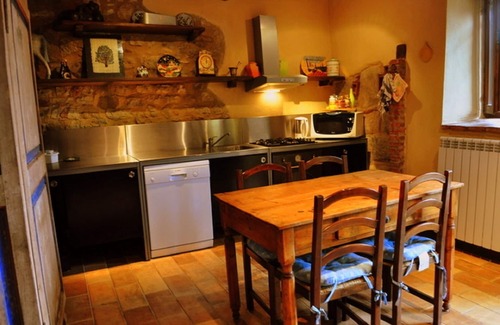 Lisciano Niccone House | Farmhouse with Pool in a Village in Umbria Perfect for Groups and Families