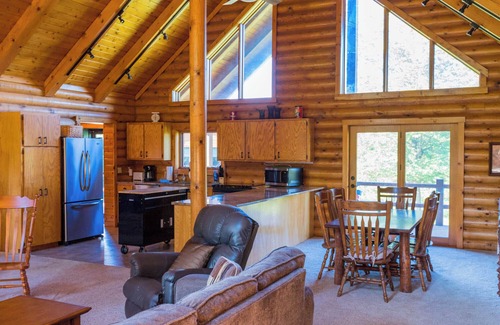 Ames House | Farmstead Lodge: Your Serene Log Cabin Retreat with AC, WiFi