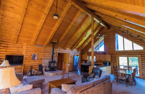 Ames House | Farmstead Lodge: Your Serene Log Cabin Retreat with AC, WiFi