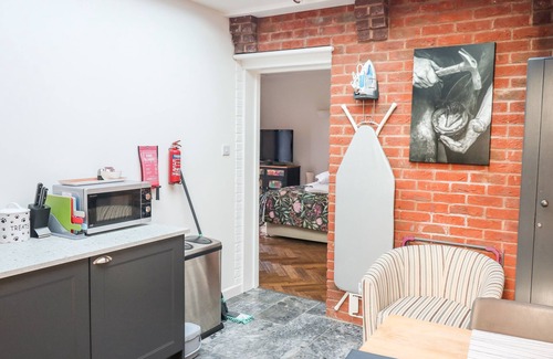 Budleigh Salterton Cottage | FARRIERS RETREAT, pet friendly, with a garden in Budleigh Salterton