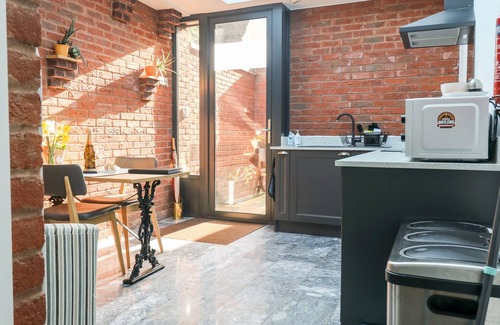 Budleigh Salterton Cottage | FARRIERS RETREAT, pet friendly, with a garden in Budleigh Salterton