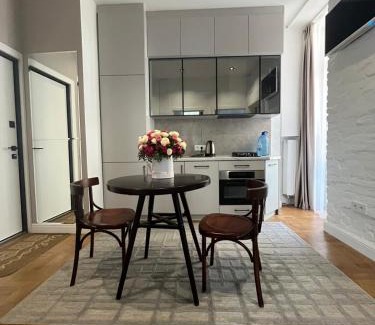 Yavory Apartment | FavoritApartments 2 кім Безкоштовна парковка Центр з балконом не далеко від ж д вокзалу Звітні документи