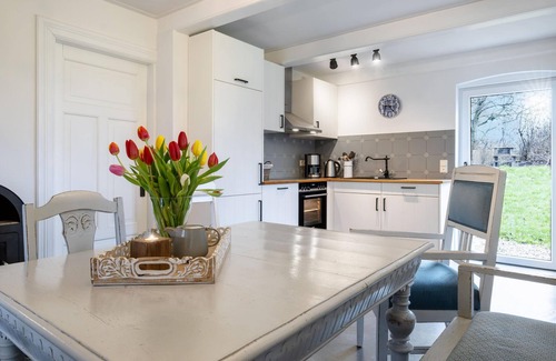 Steinbergkirche Apartment | Favorite place by the sea - country house on Mühlendamm with fenced, quiet garden