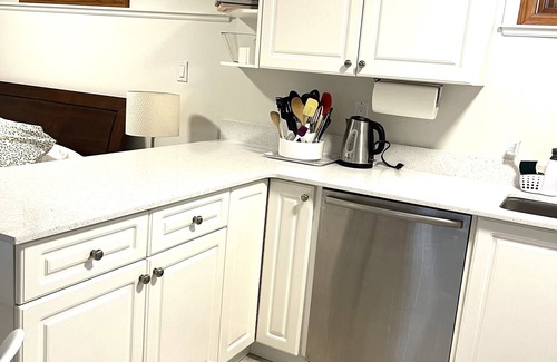 Booktown Apartment | Feel at home, a few blocks from downtown Sidney and beach